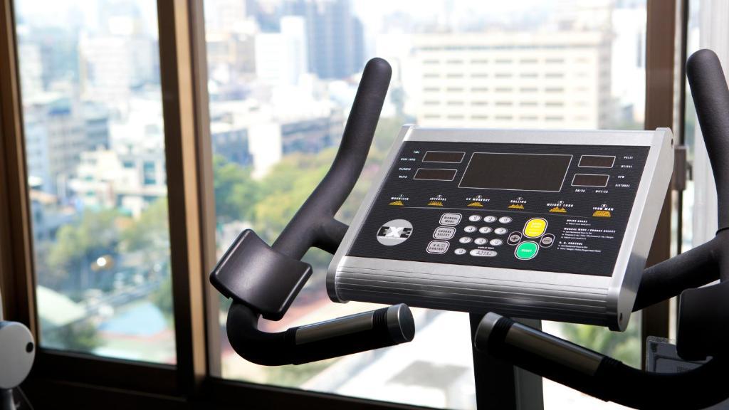 The Howard Plaza Hotel Kaohsiung Exterior foto A treadmill console